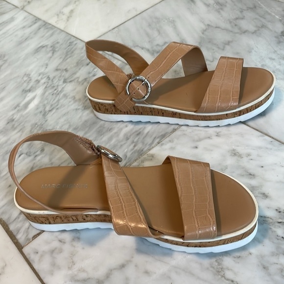 Marc Fisher women’s tan platform ankle strap sandals size 8.5 great condition - Picture 3 of 9